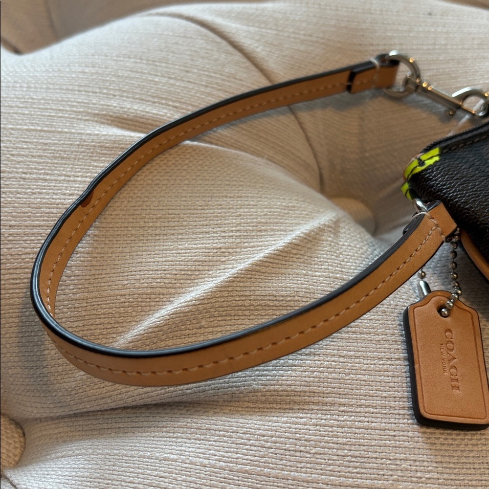 COACH signature wristlet pebbled leather neon green dots - Picture 9 of 9